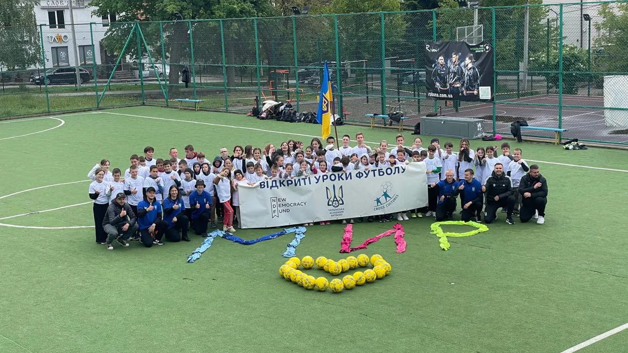 Відкриті уроки футболу в Чернівцях: спортивне свято для школярів у рамках проєкту «Open fun football» ⚽🎉